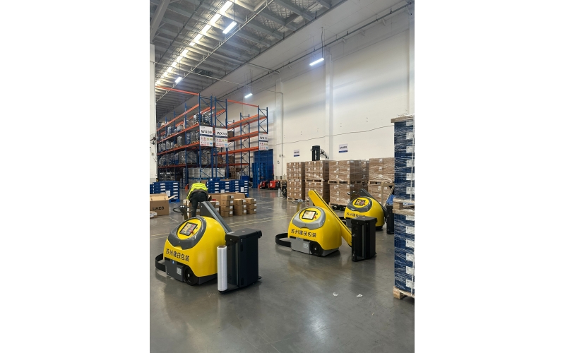 小黃人纏繞機(jī)在物流倉庫應(yīng)用